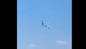 Два самолета се удариха по време на авиошоу, единият пилот е загинал (ВИДЕО)
