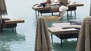 Затварят бар на плажа, защото сложил шезлонги във водата (ВИДЕО)