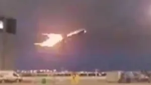 Самолет с 389 пътници се запали във въздуха (ВИДЕО)