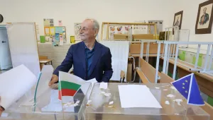 Ахмед Доган гласува с хартиена бюлетина (ВИДЕО)