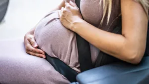 „Жена ми ражда на паркинга“: Извънредна ситуация с родилка във Велико Търново