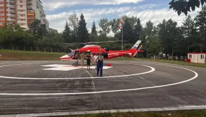 Медицинският хеликоптер транспортира пациент в тежко състояние