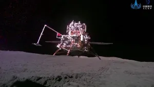 Китайската сонда кацна на Земята с първите проби от „обратната“ страна на Луната