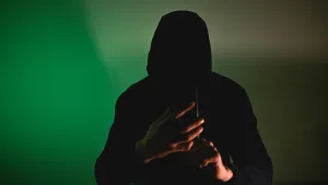 Майка и син изнудвали и заплашвали мъж, като му поискали 500 000 евро