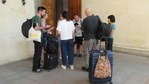 Българи и чужденци блокирани два часа във вагон на жп гарата в Русе (СНИМКИ)