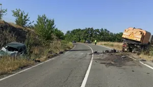 Кола се удари челно във водоноска, шофьорът загина на място
