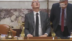 Бури след жегата: Порой в Париж проби покрива на френския парламент
