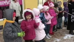Малчугани “вързаха” две детски градини с гигантска мартеница