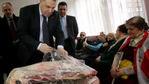 Министри даряват агнета на дом за възрастни хора