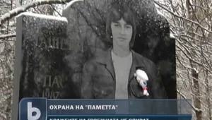 Семейство охранява гроба на сина си с камера