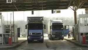 Три пъти намаляват таксите за 