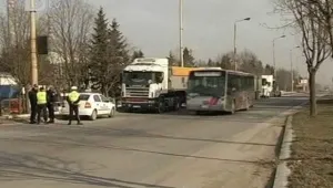 Превозвачи протестират, зареждат по една капачка бензин