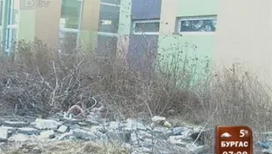 Дворът на детска градина се превърна в сметище и тоалетна 