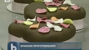Принц Уилям и Кейт Мидълтън с две сватбени торти  