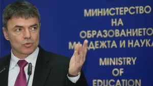Ученик сяда в стола на министър Игнатов