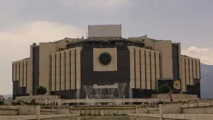 Площадът с фонтаните пред НДК от месеци тъне в мрак