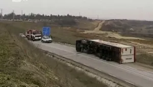 Камион с магнезий се обърна на магистрала 