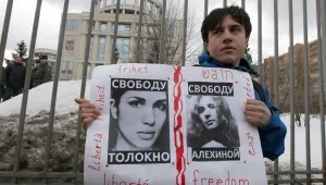 Руски съд остави в ареста пънкарки заради песни срещу Путин