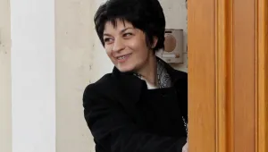 Десислава Атанасова тръгна срещу лимита за лечение на деца в чужбина
