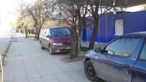 Майки във Варна на бунт срещу колите по тротоарите