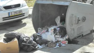Три трупа открити в кофа за боклук
