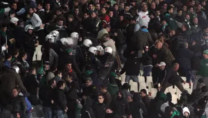 Футболни сблъсъци вкараха 60 души в ареста