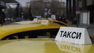 Шофьори на незаконни таксита пребиха водач на автобус