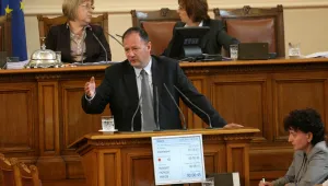 За принтери, кабинети и Шенген се спречкаха Миков и Цветанов