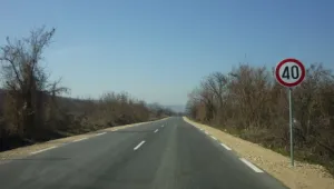 Голяма скална маса падна на пътя за Петрохан