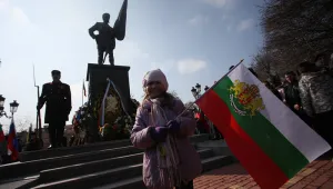 Националният флаг бе издигнат тържествено, хиляди се качиха на Шипка