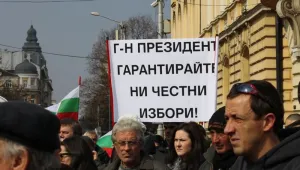Докато десетки хиляди вбесени протестират, политическата неизвестност се задълбочава