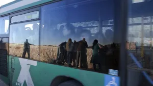 Израел превозва палестинци със специални автобуси