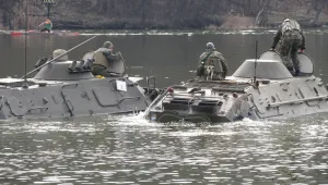 Пияни войници се разходиха с БТР из руски град (ВИДЕО)