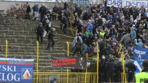 Четирима фенове и 13 полицаи ранени след мача в Пловдив