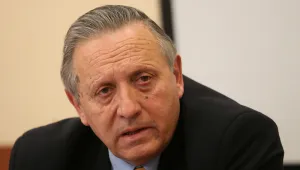 Двама професори влизат в служебния кабинет