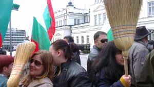 Протестиращи носиха памперси на депутатите, които 