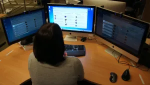 Камера върху монитор следи дали служителят е съсредоточен в работата си