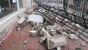 Бурният вятър и валежите бутнаха десетки дървета, покриви и балкон