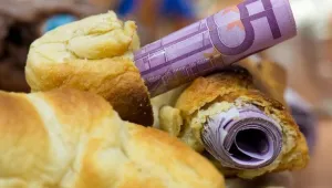 Германски митничари заловиха кроасани с банкноти по 500 евро