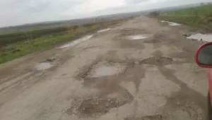 Забавен ремонт на път в Плевенско чупи коли и къса нерви