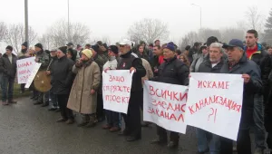 Русенци блокираха пътя за София заради спрян строеж на канализация