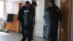 Единият от простреляните полицаи може да остане инвалид