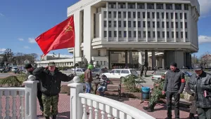 Крим национализира предприятия, минава към московско време