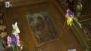 Хиляди поклонници пред икона на Богородица, открита зазидана в манастир