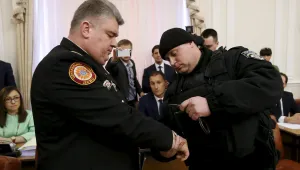 Публичен арест за двама висши украински чиновници заради корупция