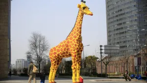 В Шанхай издигнаха 6-метров жираф от „Лего”