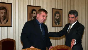 Президентът си говори с Каракачнов за сигурността и бежанците