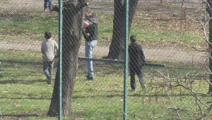 Деца рушат детска площадка в кв. 