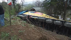 Три товарни автомобила и кола се удариха край Самоводене (ВИДЕО)