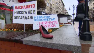Мъже с токчета излязоха на шествие против насилието над жени (ВИДЕО)